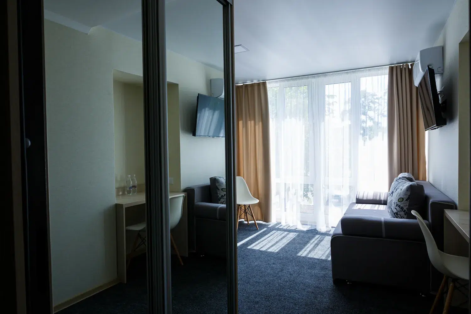 Stock1 - No 33 Suit Otel