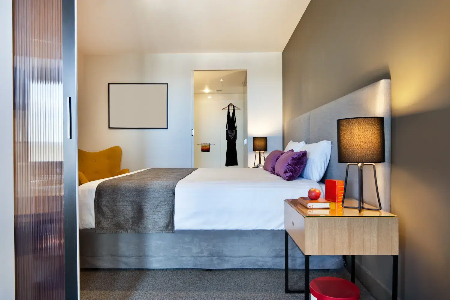 Stock2 - No 33 Suit Otel